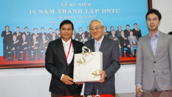 Dr. Phan Ngoc Son presented the souvenir gift to Mr. Chay Yee