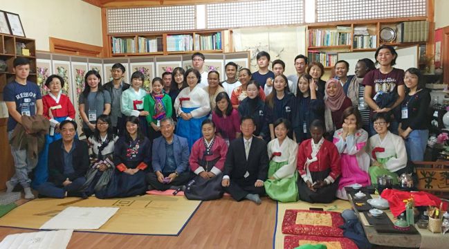 Enjoying the traditional Korean tea festival