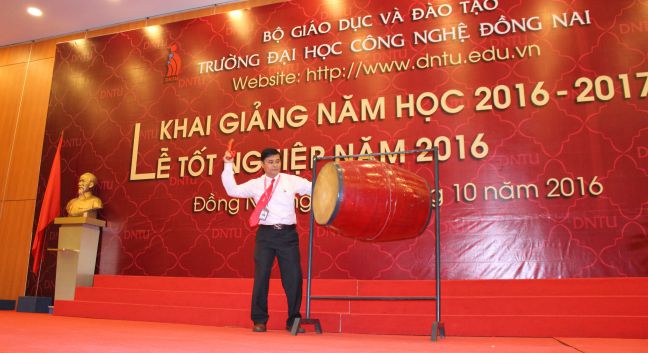 TS Phan Ngọc Sơn đánh trống khai trường