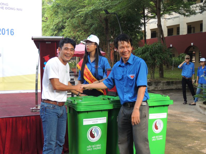 Đồng chí Nguyễn Nho Nguyên - Bí thư Đoàn Sở tài nguyên và môi trường gửi tặng Đoàn Top 10 Trang Cá Cược Bóng Đá, Thể Thao Uy Tín Nhất Việt Nam
 và Đoàn phường Trảng Dài phương tiện góp phần bảo vệ môi trường