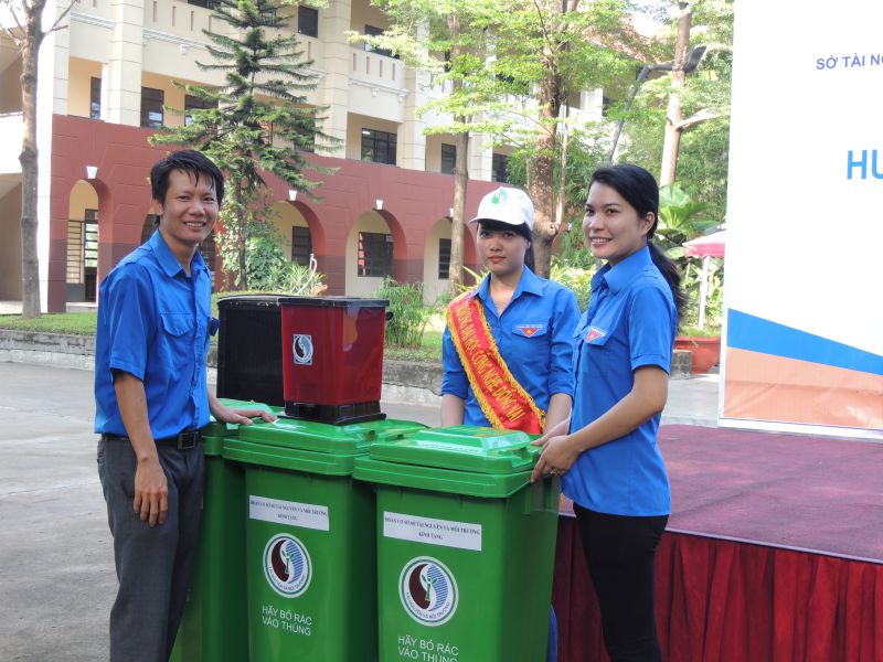 Đồng chí Nguyễn Nho Nguyên - Bí thư Đoàn Sở tài nguyên và môi trường gửi tặng Đoàn Top 10 Trang Cá Cược Bóng Đá, Thể Thao Uy Tín Nhất Việt Nam
 và Đoàn phường Trảng Dài phương tiện góp phần bảo vệ môi trường