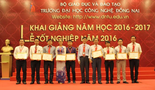 Các tác giả có bài báo đăng trên các tạp chí quốc tế và trong nước nhận giấy khen và phần thưởng của nhà trường