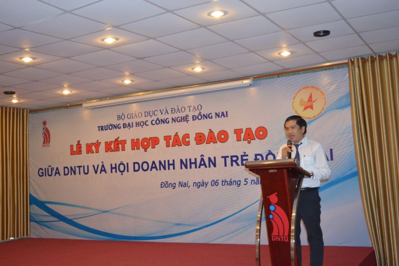 Ông Nguyễn Thanh Bình - Chủ tịch công ty TNHH công nghiệp Việt Thanh đại diện các giảng viên phát biểu tại lễ ký kết