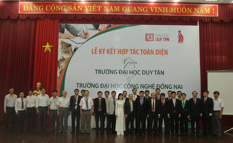 Ban lãnh đạo hai Trường chụp hình lưu niệm