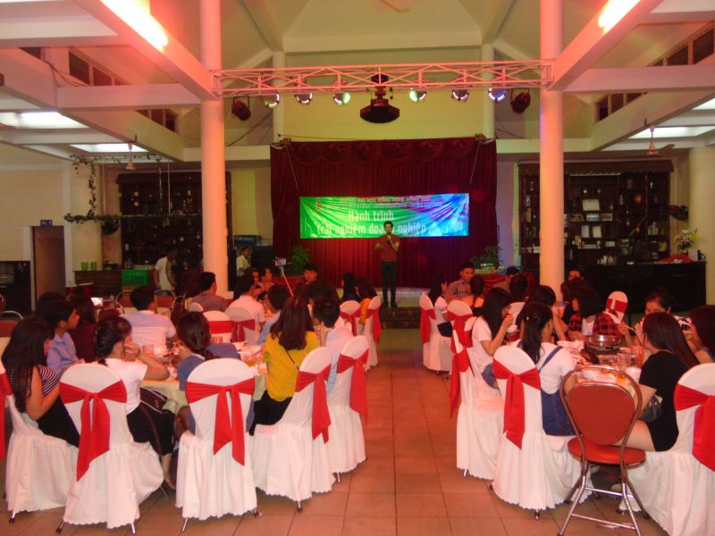 Sinh viên tham gia gala dinner với các trò chơi vui tươi đặc sắc