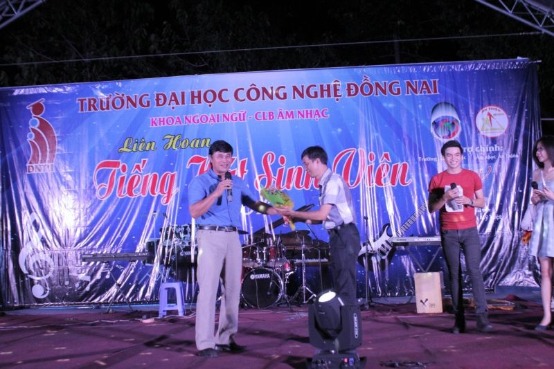 Tiến sỹ Phan Ngọc Sơn – Hiệu trưởng nhà trường phát biểu và tặng hoa thầy Phan Thanh Tuấn chủ nhiệm câu lạc bộ âm nhạc