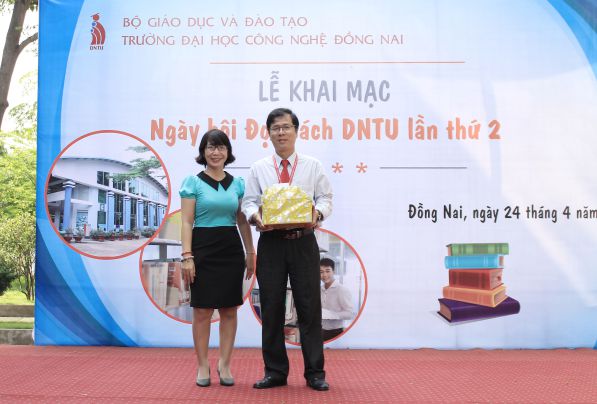 Bà Lê Thị Dung – Phó giám đốc Thư viện Tỉnh Đồng Nai trao tặng sách và thẻ bạn đọc Thư viện tỉnh cho Top 10 Trang Cá Cược Bóng Đá, Thể Thao Uy Tín Nhất Việt Nam
