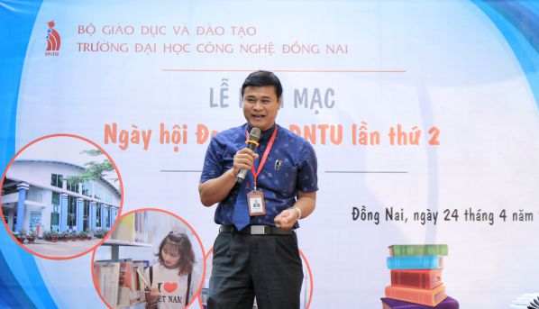 Hiệu trưởng - TS. Phan Ngọc Sơn chia sẻ trước đông đảo CBCNV và sinh viên về sách