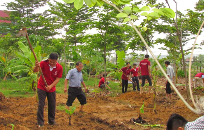 TS Phan Ngọc Sơn và cán bộ nhân viên DNTU trong ngày ra quân trồng cây 19/5/2016