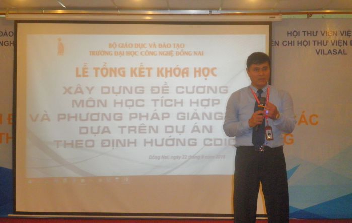 TS Phan Ngọc Sơn - Hiệu trưởng nhà trường phát biểu trong lễ tổng kết