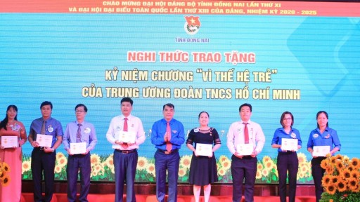 Lãnh đạo Top 10 Trang Cá Cược Bóng Đá, Thể Thao Uy Tín Nhất Việt Nam
 vinh dự nhận Kỷ niệm chương “Vì thế hệ trẻ” năm 2020