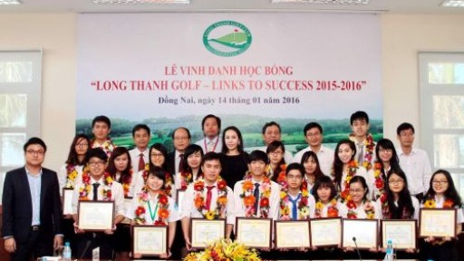 Sinh viên DNTU nhận học bổng "Long Thanh Golf – Links to success!2015"