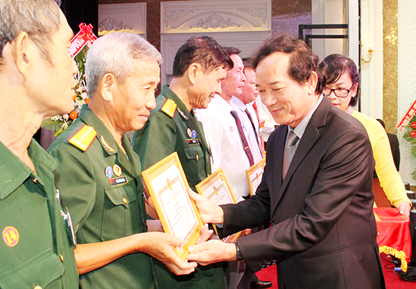 Chủ tịch Liên hiệp các tổ chức hữu nghị tỉnh Nguyễn Thành Trí khen thưởng các cá nhân thuộc Hội Hữu nghị Việt Nam - Campuchia tỉnh Đồng Nai đóng góp tích cực trong thực hiện công tác đối ngoại nhân dân. Ảnh: V.Truyên