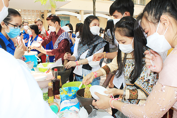 Sinh viên Lào, Campuchia đang học tập tại các trường đại học, cao đẳng trên địa bàn tỉnh giới thiệu món ăn truyền thống tại chương trình họp mặt Tết cổ truyền Bunpimay (Lào) và Chol Chnam Thmay (Campuchia). Ảnh: Nga Sơn